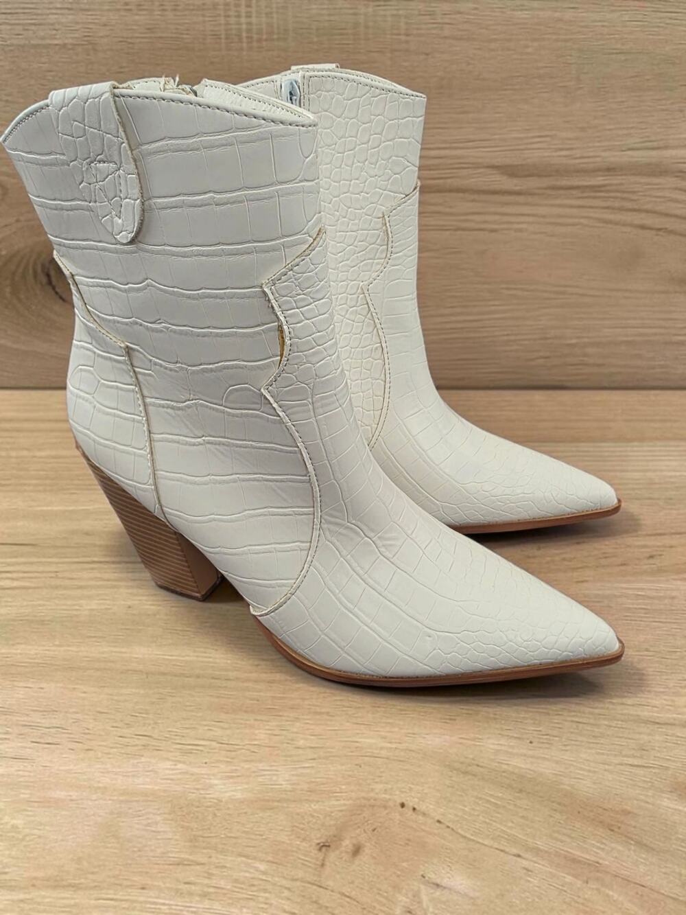 Lulus Women’s Size 10 White Croc Embossed Western Ankle Boots Pointed Toe